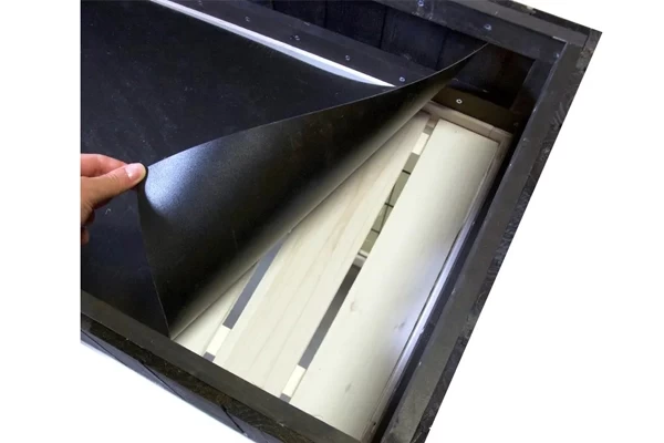 Een konijnenhok met bloembak