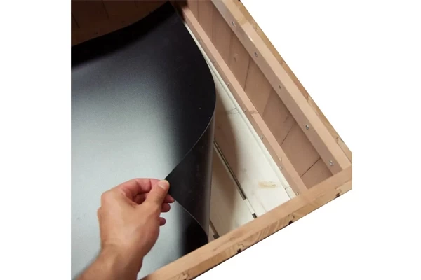 Een konijnenhok met bloembak