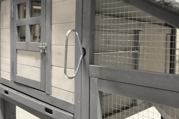 Handige hendel om het nachthok af te sluiten