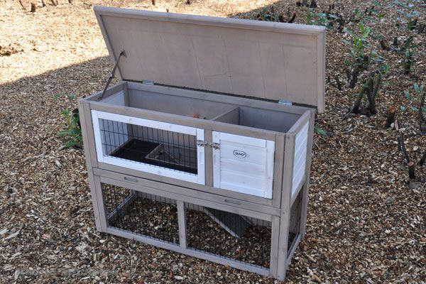 Het dak van het hok is gemakkelijk te openen.