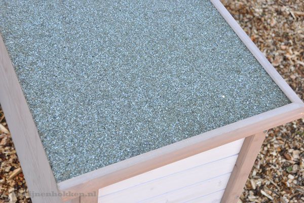 Het dak is voorzien van dakleer.