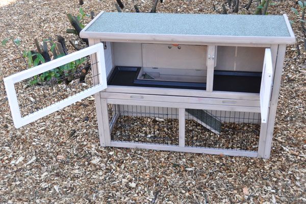 2 deurtjes aan de voorzijde zijn te openen.