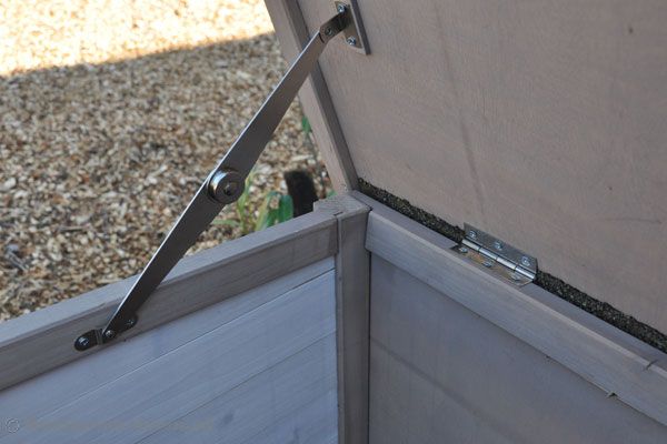 Een schanier die het dak open houdt.