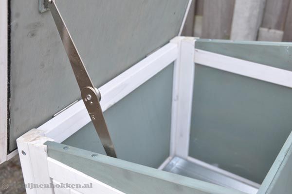 Het dak is voorzien van schanieren.