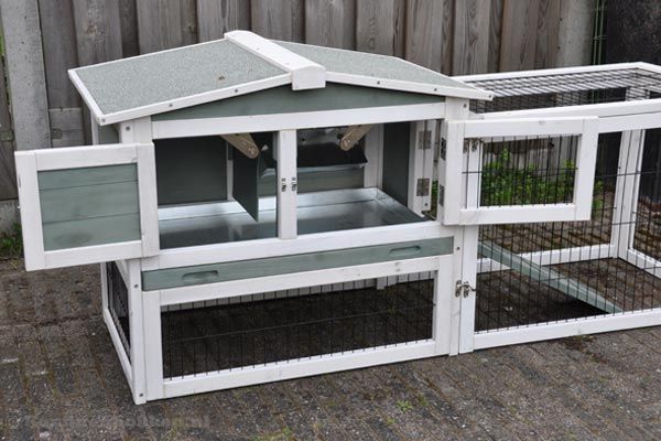 Voorkant van het hok kan geopend worden.