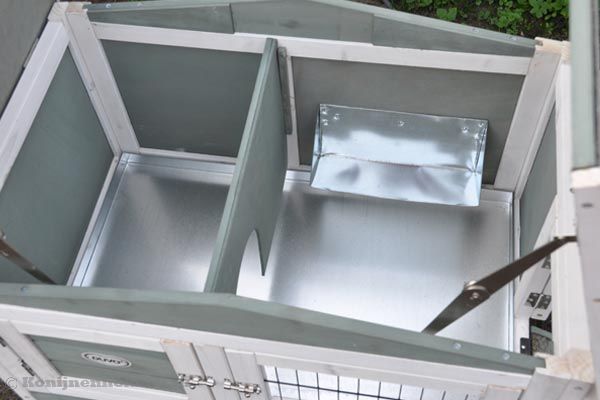 Binnenhok is afgescheiden van het nachthok.