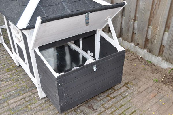 Openklapbaar dak van het nachthok.