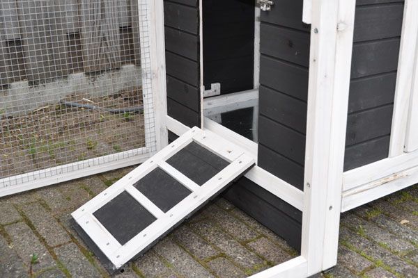 Het deurtje naar de ren is afsluitbaar.