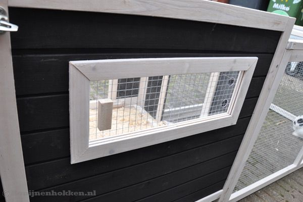 Met een raam aan de achterzijde.